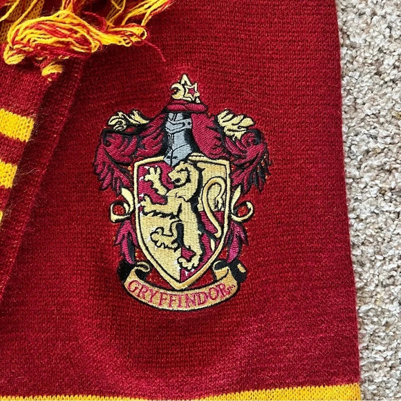 UNIVERSAL STUDIOS  Wizarding World of Harry Potter GRYFFINDOR Scarf - Picture 2 of 7